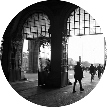 Wandelaars en fietsers bij het Rijksmuseum in Amsterdam (Nederland) van Birgitte Bergman