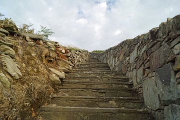 Buitenmuren van het stenen fort van Knockdrum
