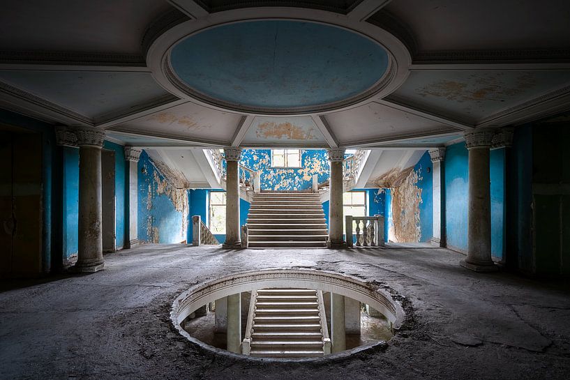 Escalier Bleu Abandonné. par Roman Robroek - Photos de bâtiments abandonnés