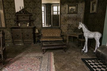 Living room with an old horse. by Het Onbekende