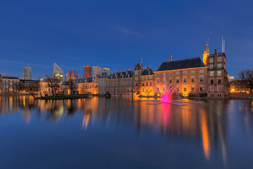 Der Binnenhof spiegelt sich nach Sonnenuntergang im Hofvijver von Rob Kints