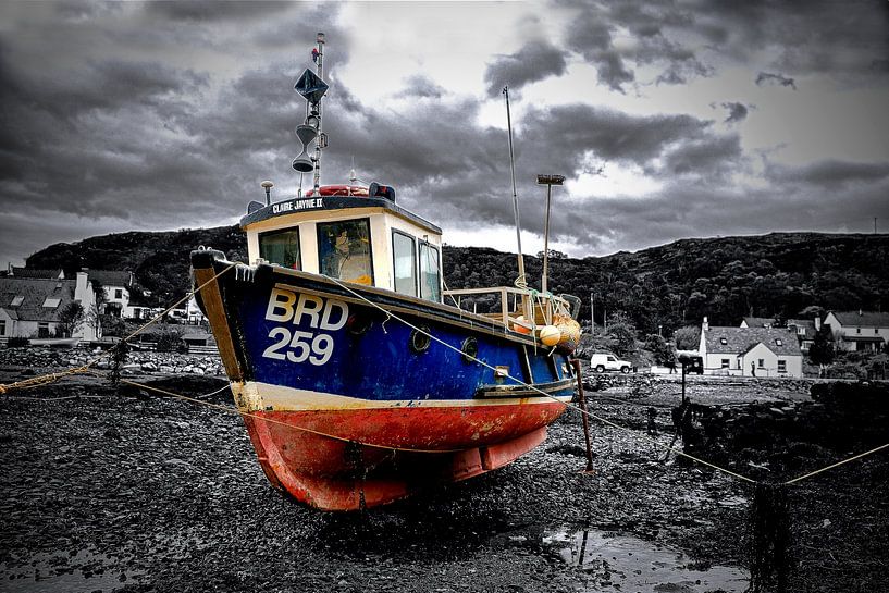Vissersboot op het droge van Ger Doornbos