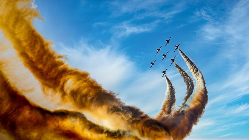 Spectacle aérien avec escadron volant et fumée dans le ciel nuageux par Dieter Walther