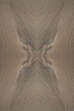 Zandloper, abstract patroon in het zand van Adriana Mueller