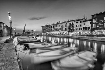 Lazise am Gardasee in schwarz weis von Manfred Voss, Schwarz-weiss Fotografie