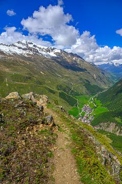 Wanderweg in den Bergen in der Nähe des Dorfes Vent in den Tiroler Alpen