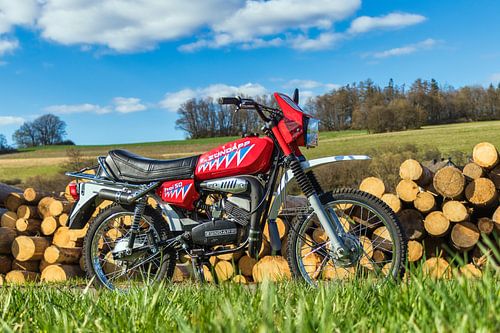 Zündapp Hai 50 vor Holzstapel