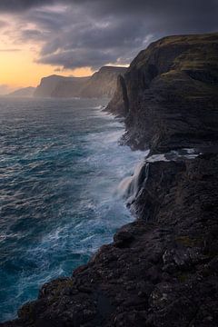Bøsdalafossur waterval op de Faroer eilanden. van Jos Pannekoek