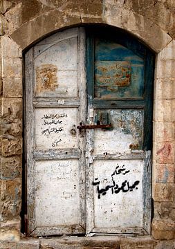 Oude deur in Jordanie van Gerard Burgstede