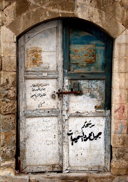 Oude deur in Jordanie van Gerard Burgstede