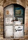 Oude deur in Jordanie van Gerard Burgstede thumbnail