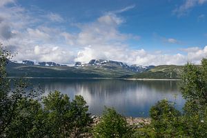 Schöner Bergsee mit fantastischer Natur in Norwegen
