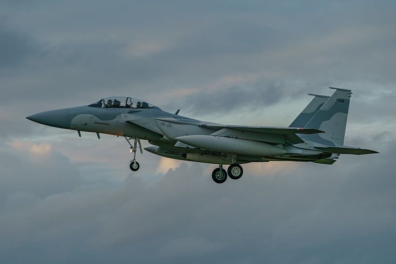 Landing Boeing F-15QA Eagle bestemd voor Qatar. van Jaap van den Berg