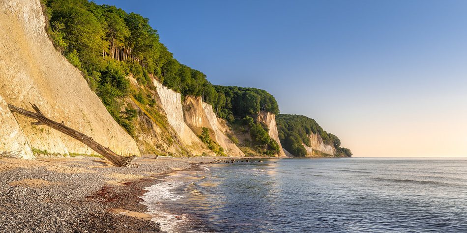 Falaises de craie sur l'île de Rügen, au bord de la mer Baltique. par l ...