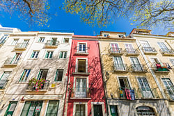 Alfama wijk in de oude stad van Lissabon - Portugal