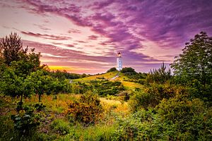 Blick auf den weißen Leuchtturm am Dornbusch auf der Insel Hiddensee am Abend