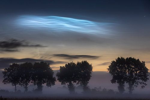 Landschap van lichtende nachtwolken, NLC's, noctulicent clouds