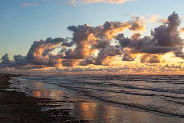 Coucher de soleil au bord de la mer sur Evert Jan Kip