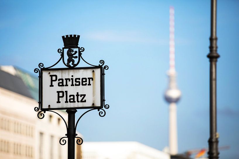 Berlin - Panneau de rue &quot;Pariser Platz&quot; avec la tour de télévision en arrière-pla par Frank Herrmann