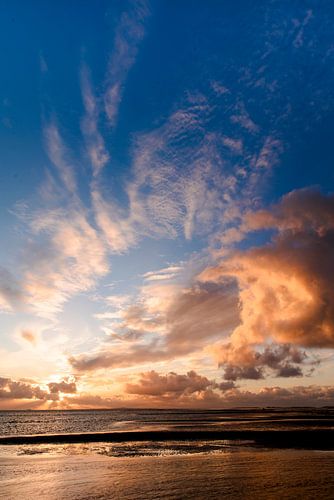 Coucher de soleil sur la plage verte