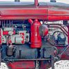 Motorblok van een oude rode tractor van Peters Foto Nieuws l Beelderiseren