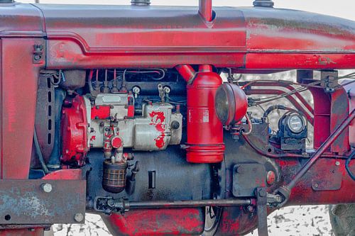 Motorblok van een oude rode tractor