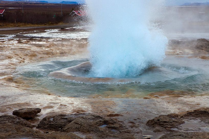 Strokkur geiser op IJsland van Michelle Peeters