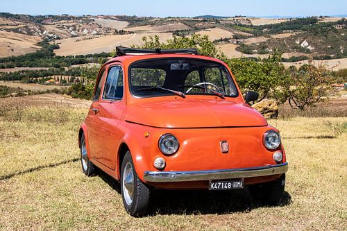 Fiat 500 in Toscaans landschap (2)