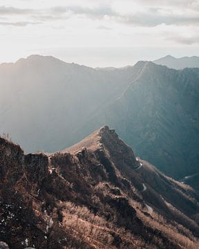 Mountain layers in Tuscany by Dayenne van Peperstraten