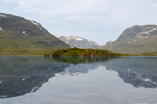 Serene Mountain Reflection over Crystal Clear Lake