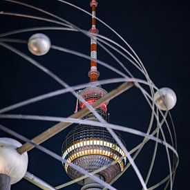 Orbital Frame – Berlin Night Ascent (Fokus auf die Framing-Komposition und die Höhe des Turms) von Sven Hilscher