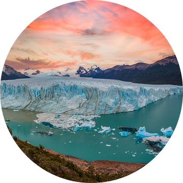 Zonsopgang bij de Perito Moreno gletsjer in Patagonië, Argentinië van Dieter Meyrl