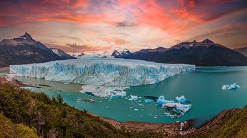 Zonsopgang bij de Perito Moreno gletsjer in Patagonië, Argentinië van Dieter Meyrl