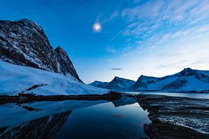 Sonnenuntergang bei Tungeneset im Steinfjord auf der Insel Senja in Nordnorwegen