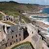 uitzicht over de kust van Bretagne vanaf fort La Latte Bretagne van W J Kok