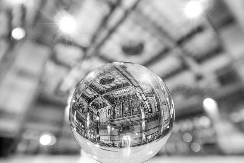 Groningen Hoofdstation in de glazen bol (zwart-wit) van Iconisch Groningen