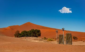 Rode duinen van Sossusvlei in Namibië met speciale toilet cabines van Chi