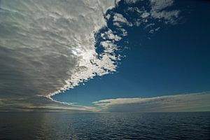 Wolkenlucht van Peter Zwitser