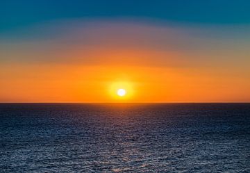 Idyllisch zonsondergang zeezicht met mooie oranje gekleurde zon aan de hemel van Alex Winter