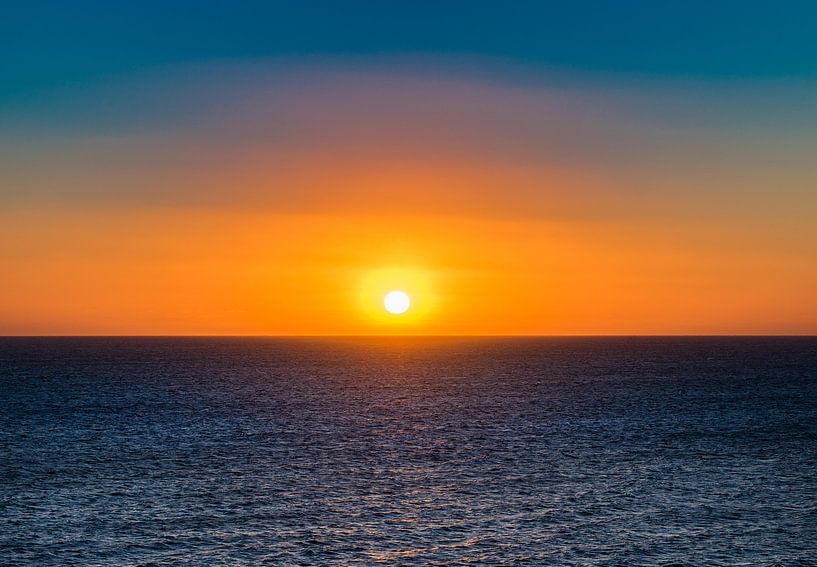 Idyllisch zonsondergang zeezicht met mooie oranje gekleurde zon aan de hemel van Alex Winter
