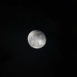 Full Moon in dark Setting - Black with dark Blue around in Winter 2026 von Sebastian Czech