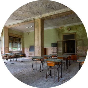 Klaslokaal in een verlaten weeshuis van Truus Nijland
