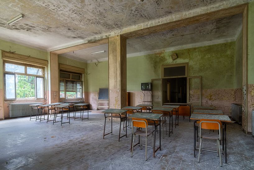 Klassenzimmer in einem verlassenen Waisenhaus von Truus Nijland