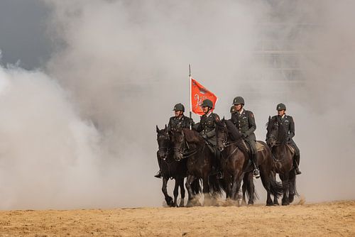 Paarden door de rook, op het schevingse strand