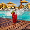 Tropische cocktail bij het zwembad van Laura V