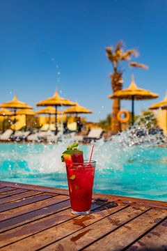 Tropische cocktail bij het zwembad