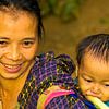 femme avec un enfant dans un porte-bébé, Laos sur Jan Fritz