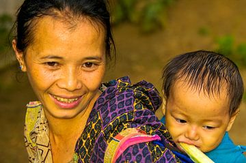 femme avec un enfant dans un porte-bébé, Laos sur Jan Fritz