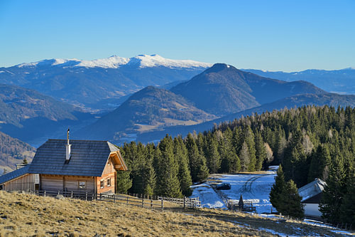 Holzhütte in den Bergen mit herrlichem Blick auf alpine Landschaft