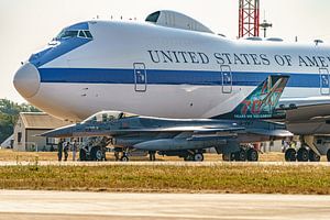 Un F-16 Klu du 312 SQN roule devant un Boeing E-4B.
